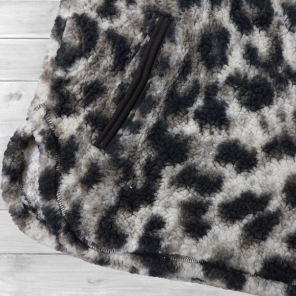 COZY Sherpa Animal‎ Print Pullover Small - Picture 7 of 7